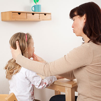 Kind und behandelnde Logopädin